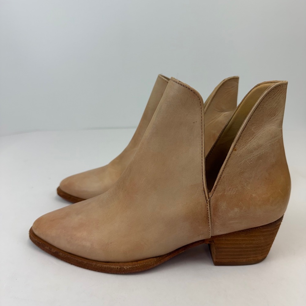 Free People Royale Flat Tan Leather Ankle Boots Pointed Toe V Cut Size 38 7.5 - Picture 3 of 6